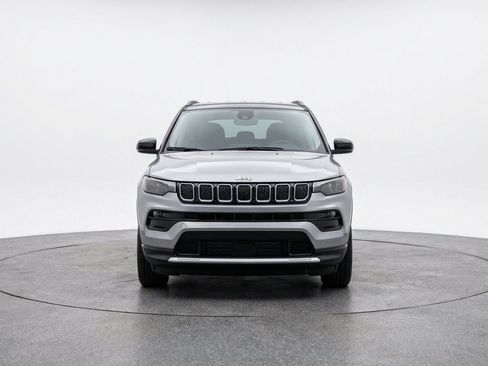 Used 2025 Jeep Compass Limited AWD/4WD image 2