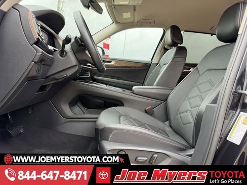 Used 2025 Volkswagen Atlas SE image 25