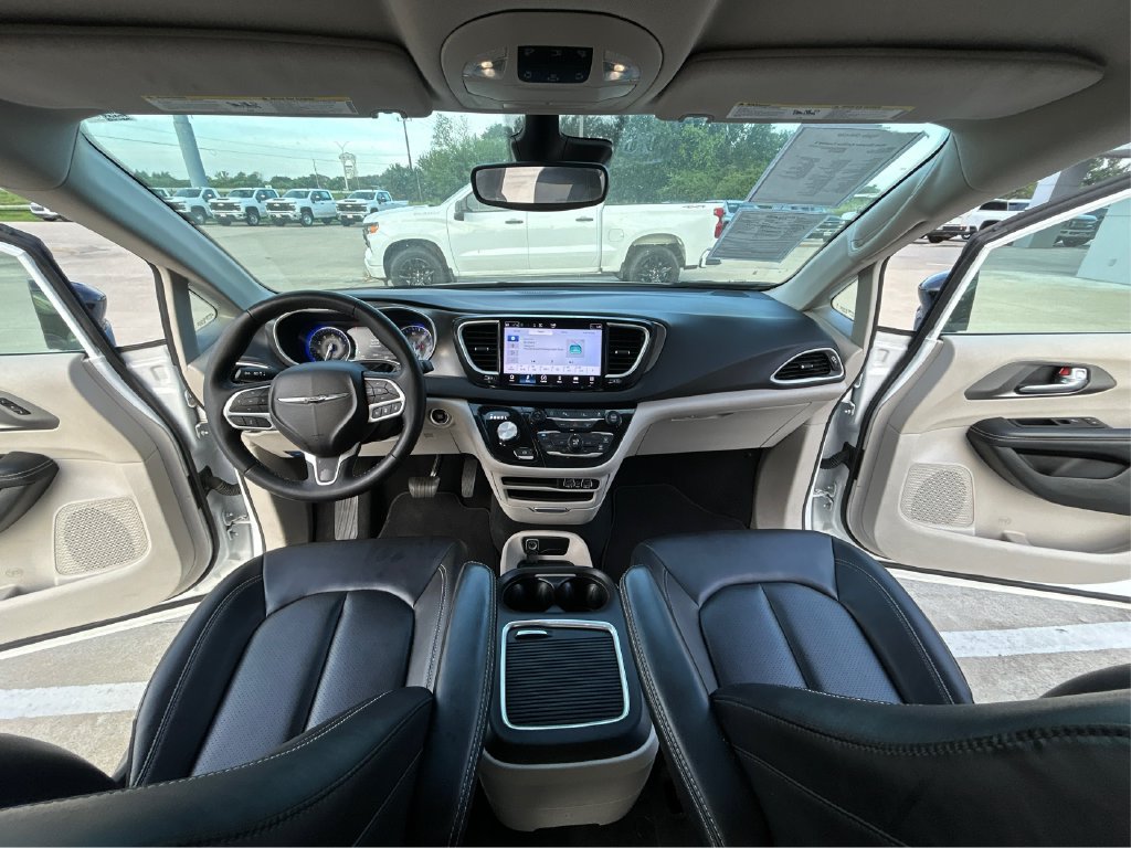 Used 2024 Chrysler Pacifica Touring-L FWD image 21