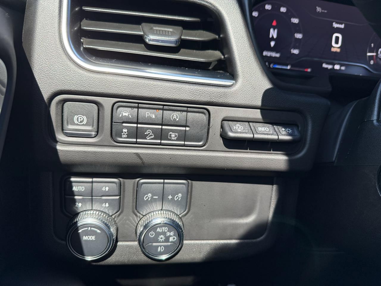 Used 2024 GMC Yukon AT4 w/ Technology Package AWD/4WD image 32