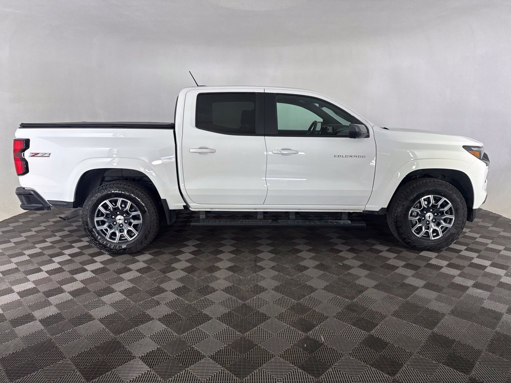 Used 2025 Chevrolet Colorado Z71 w/ Technology Package AWD/4WD image 4