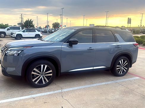 Used 2024 Nissan Pathfinder Platinum w/ Cargo Package FWD image 5