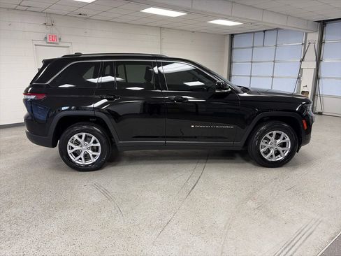 Certified 2022 Jeep Grand Cherokee Limited AWD/4WD image 2
