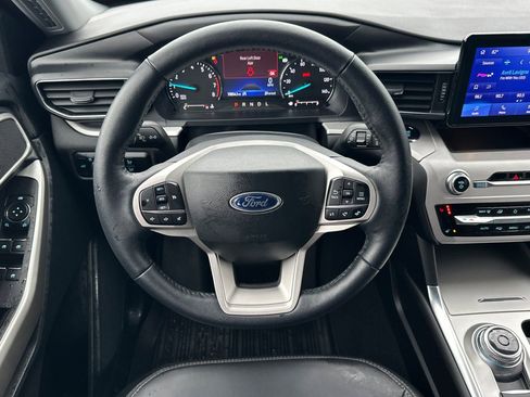 Used 2023 Ford Explorer XLT w/ Equipment Group 202A image 12