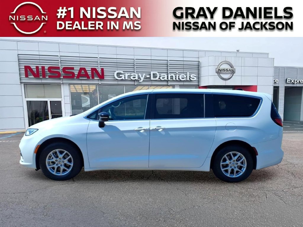 Used 2025 Chrysler Pacifica Select FWD image 4