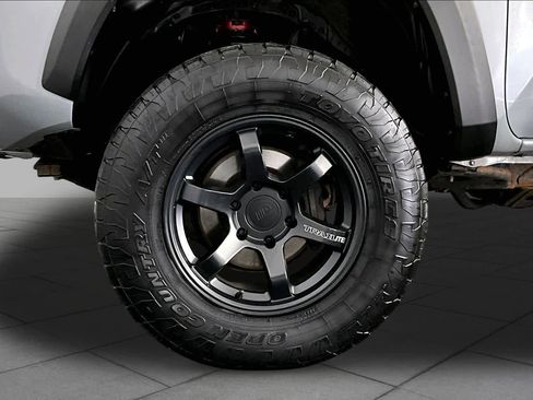 Used 2019 Toyota Tacoma TRD Off-Road AWD/4WD image 10