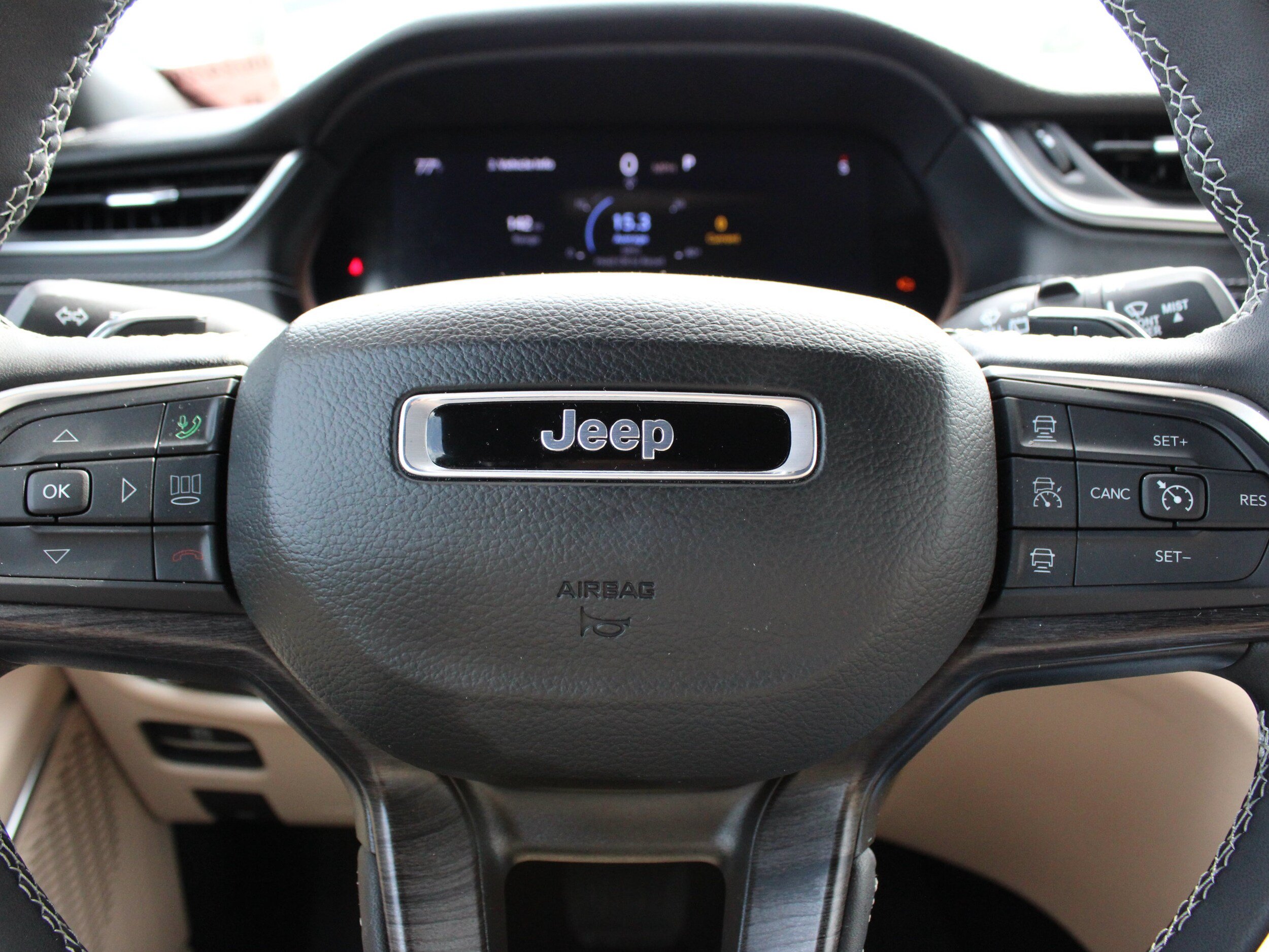 Used 2025 Jeep Grand Cherokee Limited w/ Black Appearance Package AWD/4WD image 11