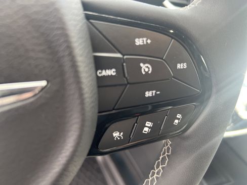 Used 2023 Chrysler Pacifica Limited w/ Uconnect Theater Family Group image 13