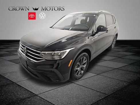 Used 2023 Volkswagen Tiguan SE w/ Panoramic Sunroof Package image 3