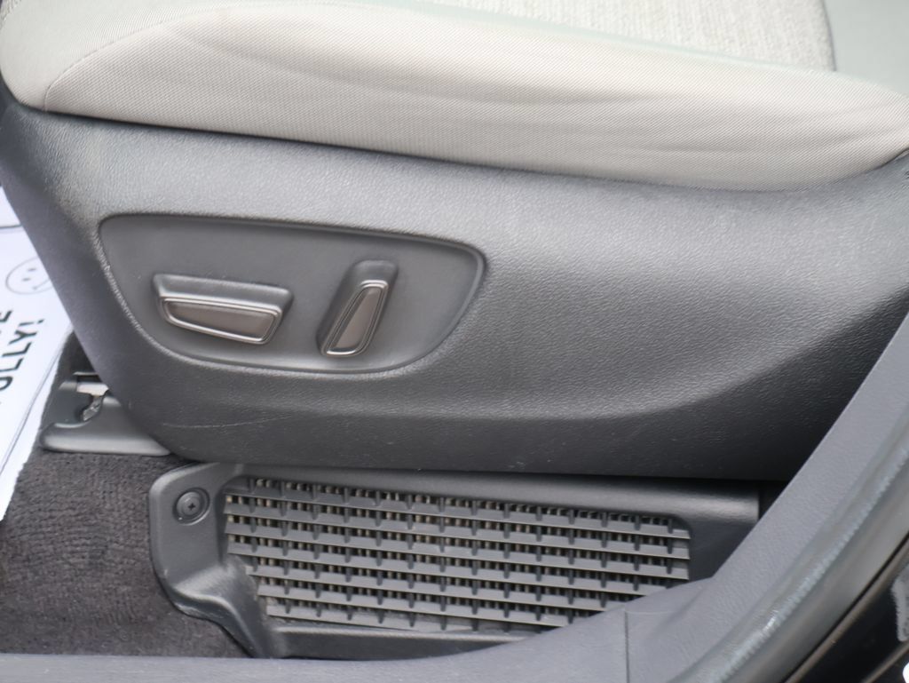 Used 2024 Toyota Sienna LE FWD image 22