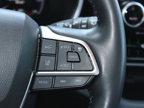 Used 2023 Toyota Highlander Limited FWD image 30
