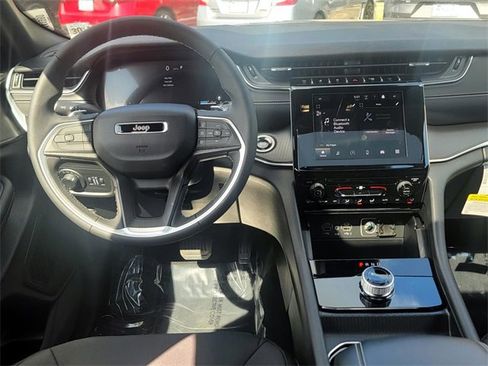 Used 2025 Jeep Grand Cherokee Laredo X image 21