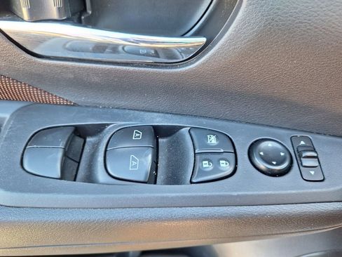 Used 2021 Nissan Kicks SR image 19