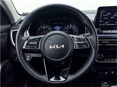 Used 2023 Kia Seltos S w/ Navigation Package image 29