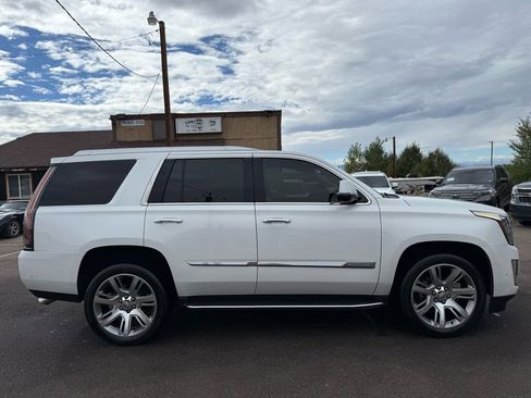Used 2018 Cadillac Escalade Luxury image 2