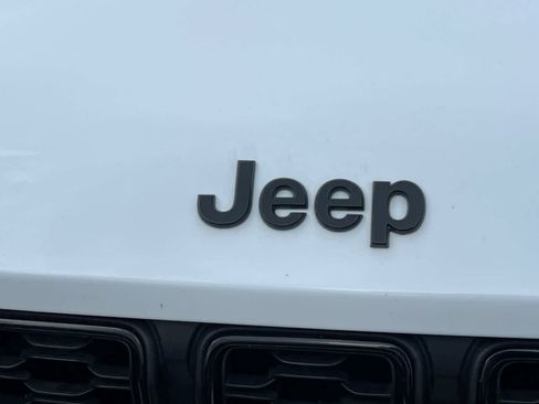 Used 2025 Jeep Grand Cherokee Limited w/ Black Appearance Package AWD/4WD image 13
