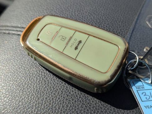 Used 2021 Toyota RAV4 XLE Premium image 21