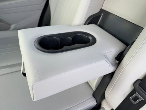 Used 2023 Volkswagen Tiguan SE R-Line image 10