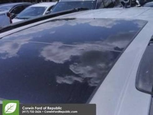 Used 2023 Chrysler Pacifica Limited FWD image 11