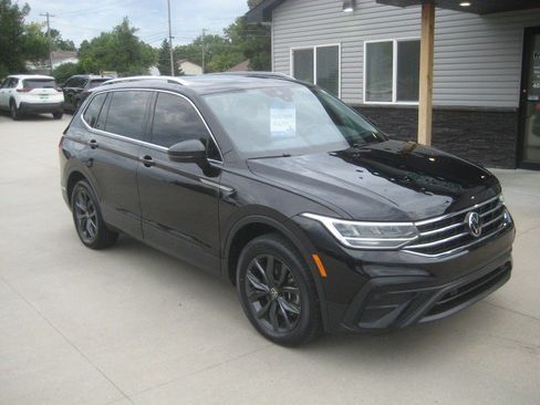 Used 2023 Volkswagen Tiguan SE w/ Panoramic Sunroof Package AWD/4WD image 2