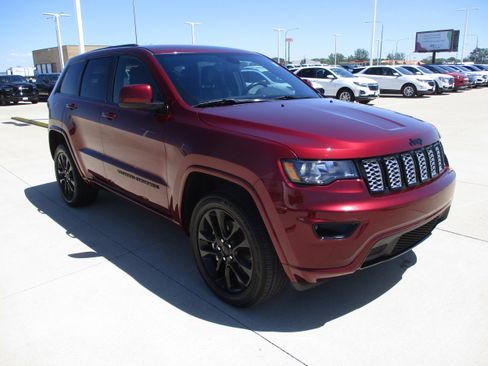Used 2022 Jeep Grand Cherokee Laredo X image 8