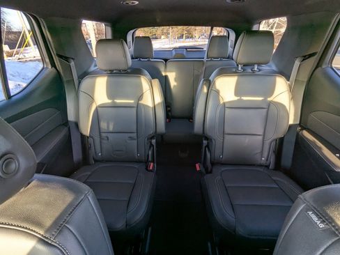 Used 2023 Chevrolet Traverse LT image 16