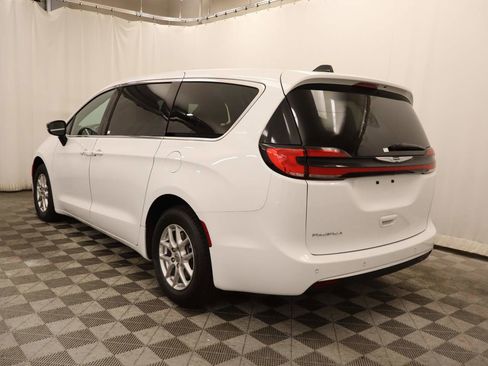 Used 2025 Chrysler Pacifica Select FWD image 3