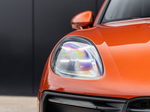 Certified 2022 Porsche Macan AWD/4WD image 18