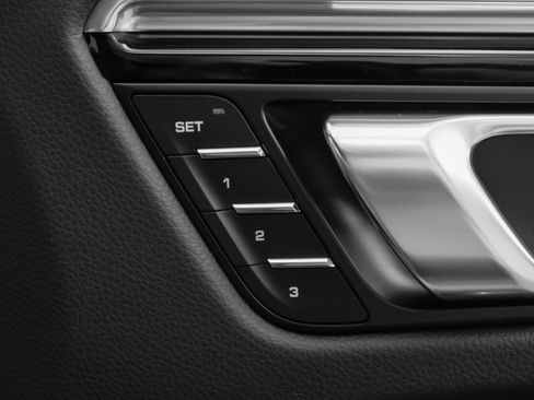 Used 2025 Porsche Macan image 19