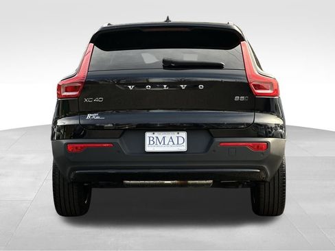 Used 2024 Volvo XC40 B5 Core image 11