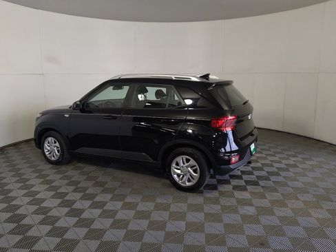 Used 2020 Hyundai Venue SEL w/ Convenience Package FWD image 3