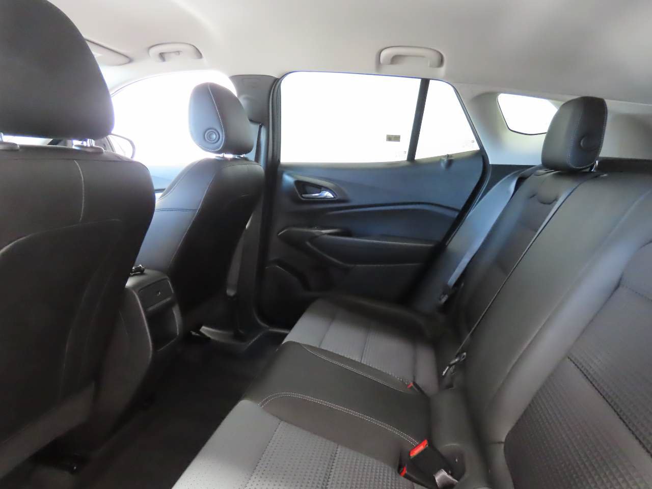 Used 2025 Chevrolet Trax LT FWD image 17