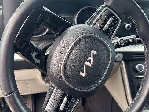 Used 2024 Kia Carnival LX FWD image 11