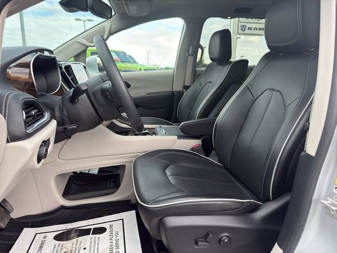 Certified 2022 Chrysler Pacifica Limited w/ Uconnect Theater Family Group AWD/4WD image 9