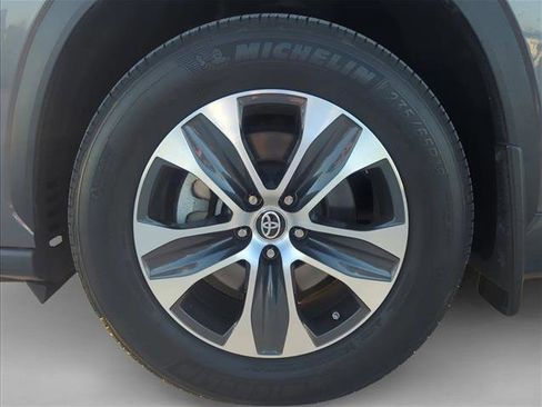 Certified 2023 Toyota Highlander XLE image 7