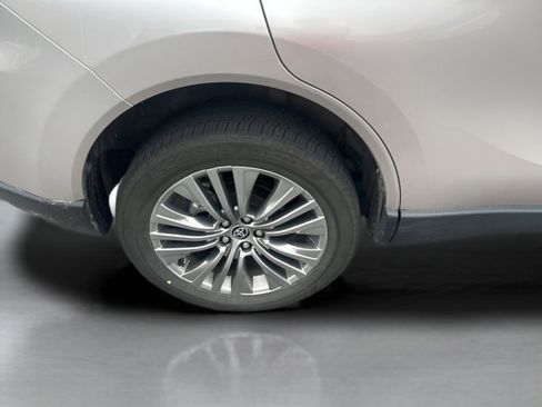 Used 2024 Toyota Venza XLE image 13