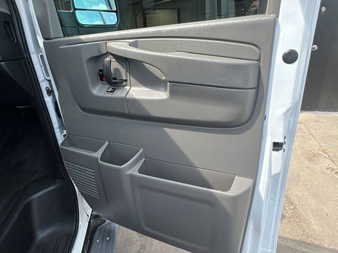 Used 2014 Chevrolet Express 2500 LT w/ LT Preferred Equipment Group RWD image 17