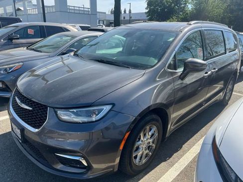 Used 2021 Chrysler Pacifica Touring image 1