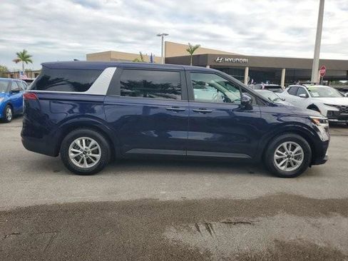 Used 2024 Kia Carnival LX image 4