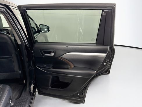 Used 2018 Toyota Highlander XLE FWD image 31