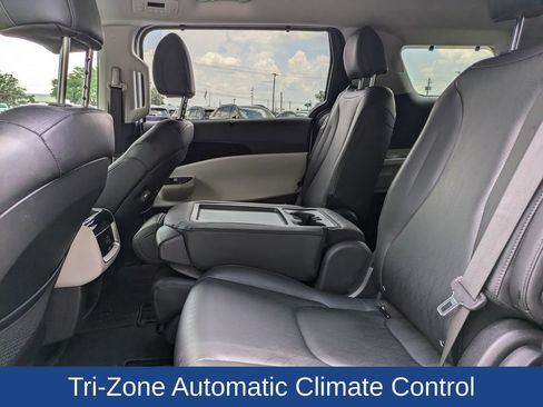 Used 2024 Kia Carnival EX FWD image 16
