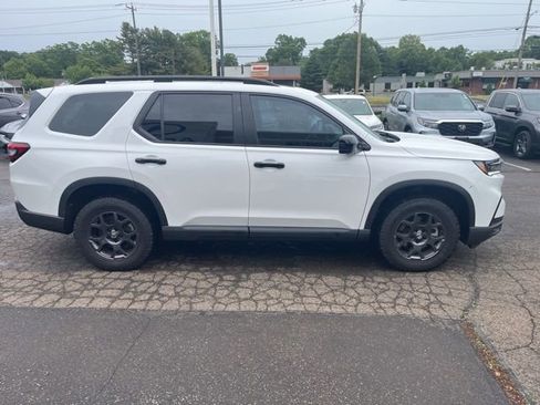 Used 2025 Honda Pilot TrailSport image 26