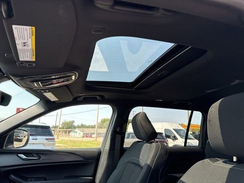 New 2025 Jeep Grand Cherokee L Laredo image 16
