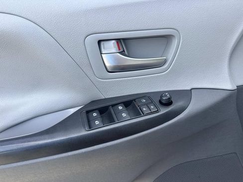 Used 2020 Toyota Sienna LE FWD image 19