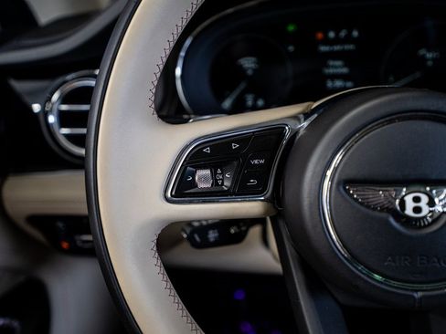 Used 2021 Bentley Bentayga image 43