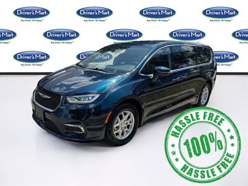 Used 2023 Chrysler Pacifica Touring-L FWD image 3