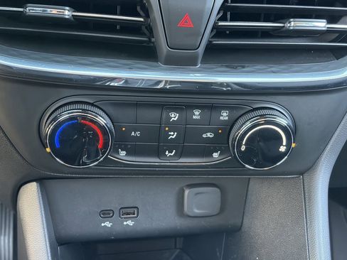 Certified 2025 Buick Encore GX Preferred w/ Comfort Package FWD image 29
