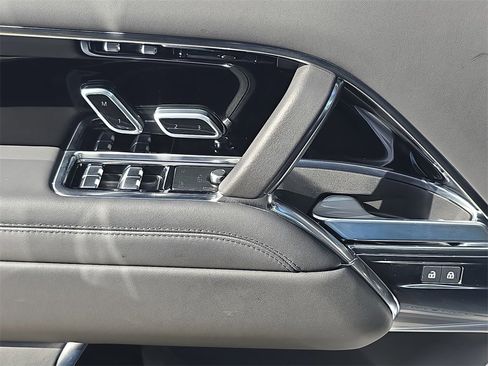 Certified 2025 Land Rover Range Rover SE image 29