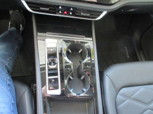 Used 2025 Volkswagen Atlas SE image 28