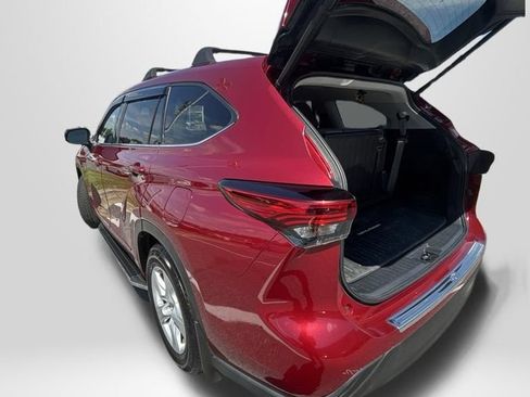 Used 2020 Toyota Highlander LE AWD/4WD image 2
